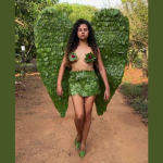 O verde ganha vida no corpo de Alessandra Araújo, que desfila o look de folhas da Non Stop com confiança e charme.