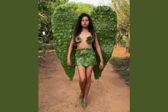 O verde ganha vida no corpo de Alessandra Araújo, que desfila o look de folhas da Non Stop com confiança e charme.
