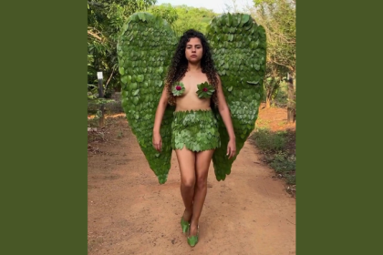 O verde ganha vida no corpo de Alessandra Araújo, que desfila o look de folhas da Non Stop com confiança e charme.