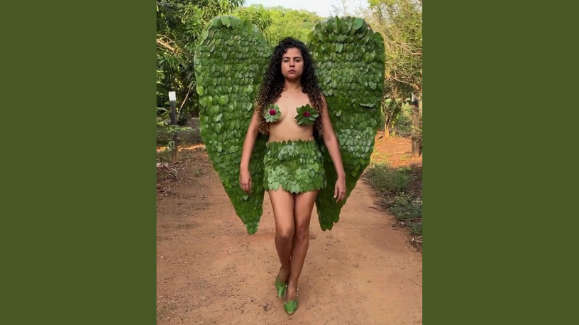 O verde ganha vida no corpo de Alessandra Araújo, que desfila o look de folhas da Non Stop com confiança e charme.