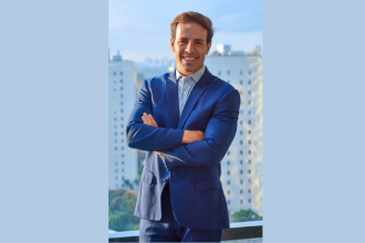 Uma reflexão sobre como equipes evoluem quando unem introspecção pessoal e inteligência coletiva, inspirada por Ian dos Anjos Cunha.