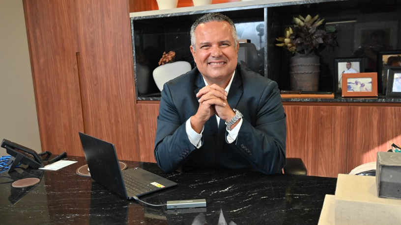 Elmar Juan Passos Varjão Bomfim explica o que realmente muda na construção civil quando prazo reduzido, controle de qualidade e gestão eficiente caminham juntos.