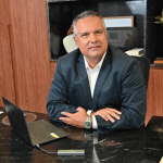 Construir em tempo recorde sem perder qualidade é possível? Elmar Juan Passos Varjão Bomfim analisa como planejamento, controle e gestão de obra mudam a prática na construção civil.