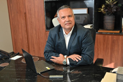 Construir em tempo recorde sem perder qualidade é possível? Elmar Juan Passos Varjão Bomfim analisa como planejamento, controle e gestão de obra mudam a prática na construção civil.