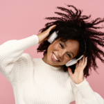 Artistas mais ouvidos de 2025: o que explica o sucesso no Brasil e no mundo