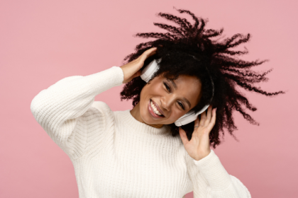 Artistas mais ouvidos de 2025: o que explica o sucesso no Brasil e no mundo