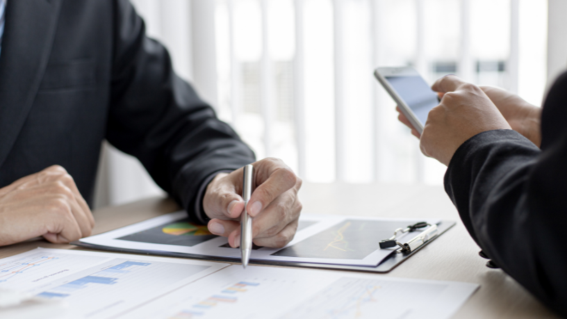 Entenda A burocracia digital: Quando a inovação cria novos obstáculos invisíveis nas organizações no contexto da transformação digital. Produção de Andre de Barros Faria.