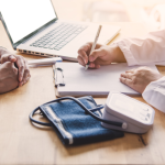 Entre dados e incertezas, Vinicius Tadeu Sattin Rodrigues explica como a interpretação dos exames equilibra certeza e probabilidade na prática clínica.