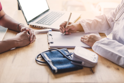 Entre dados e incertezas, Vinicius Tadeu Sattin Rodrigues explica como a interpretação dos exames equilibra certeza e probabilidade na prática clínica.
