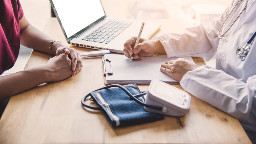 Entre dados e incertezas, Vinicius Tadeu Sattin Rodrigues explica como a interpretação dos exames equilibra certeza e probabilidade na prática clínica.