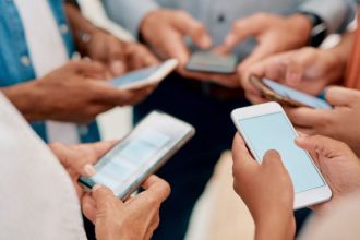 Adriana Esteves surpreende com gesto de gentileza em aeroporto