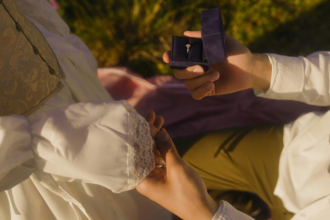 Gabriel Medina pede Isabella Arantes em casamento com pedido romântico embalado por Beyoncé