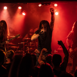 Integrantes do Sepultura durante apresentação da turnê de despedida, sem texto ou logotipos visíveis