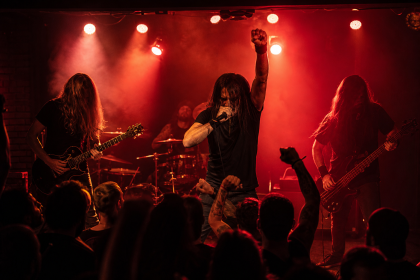 Integrantes do Sepultura durante apresentação da turnê de despedida, sem texto ou logotipos visíveis