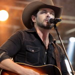 Charles Kelley, cantor do Lady A, durante apresentação musical