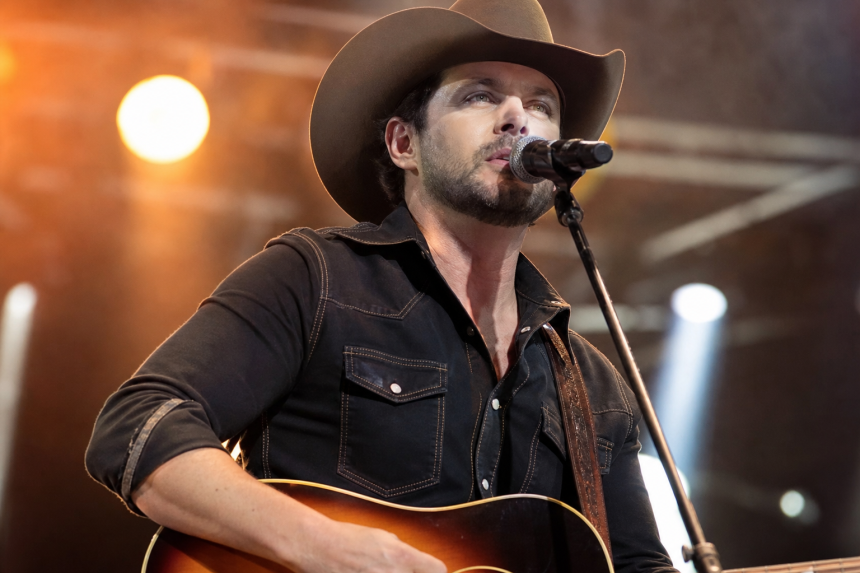 Charles Kelley, cantor do Lady A, durante apresentação musical